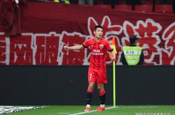 半岛体育地址-临门一脚！足球队员绝杀带走胜利的简单介绍