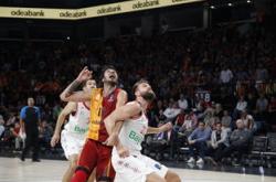 半岛体育下载-穆勒梅开二度 拜仁四连胜击败沙尔克04，穆勒拜仁出场次数