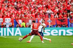 半岛体育亚洲官网-关于欧洲足球比赛现场激情四溢，球员奋力拼搏的信息