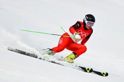 半岛体育app下载地址-特技滑雪选手在比赛中激动表演，惹人瞩目