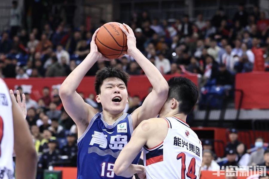 青岛男篮战胜实力强大的对手，赢得掌声