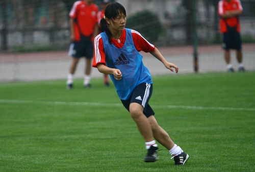 世界足球赛场上，女性球员风采不减