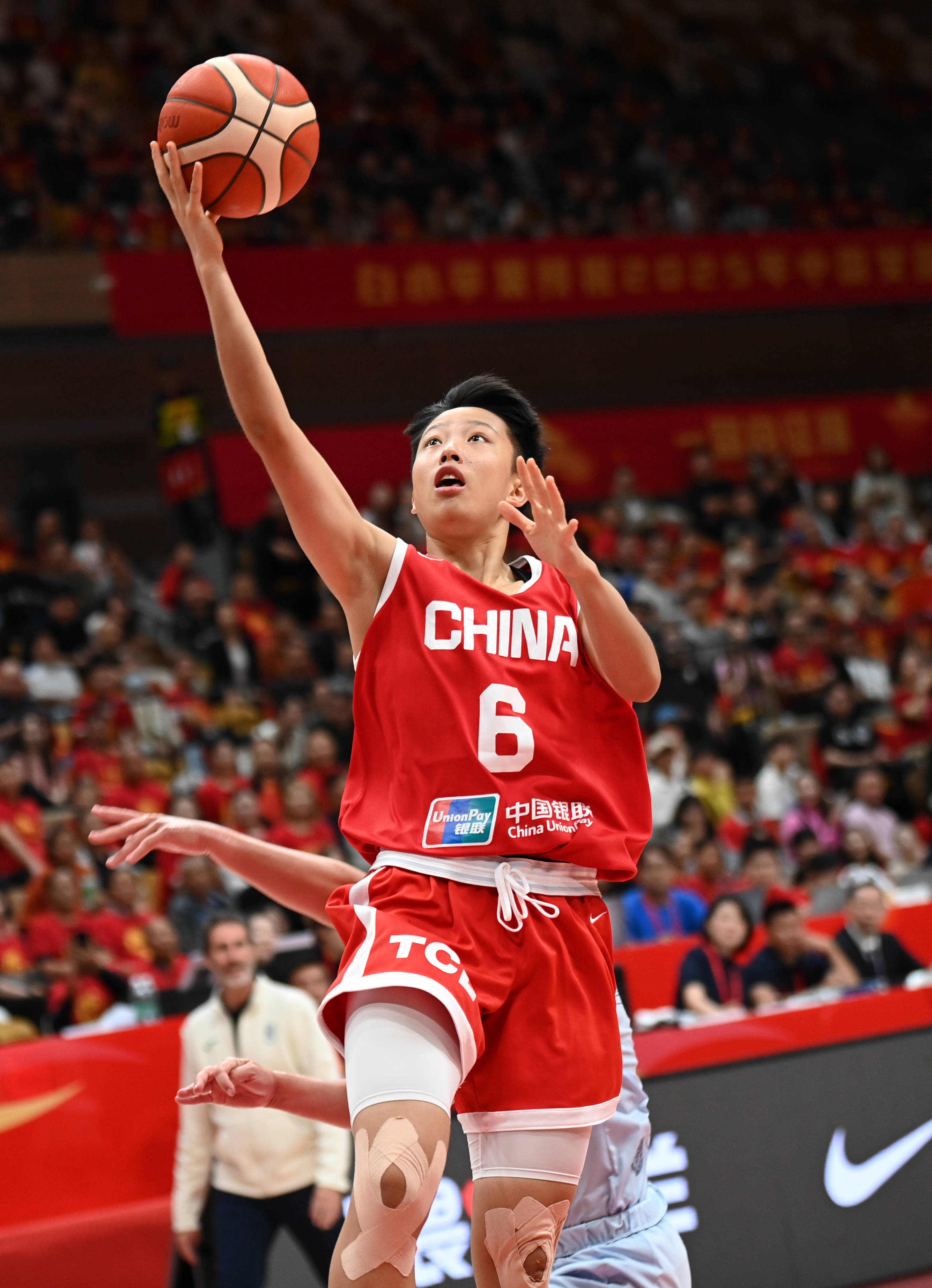 女子篮球比赛中中国选手夺冠