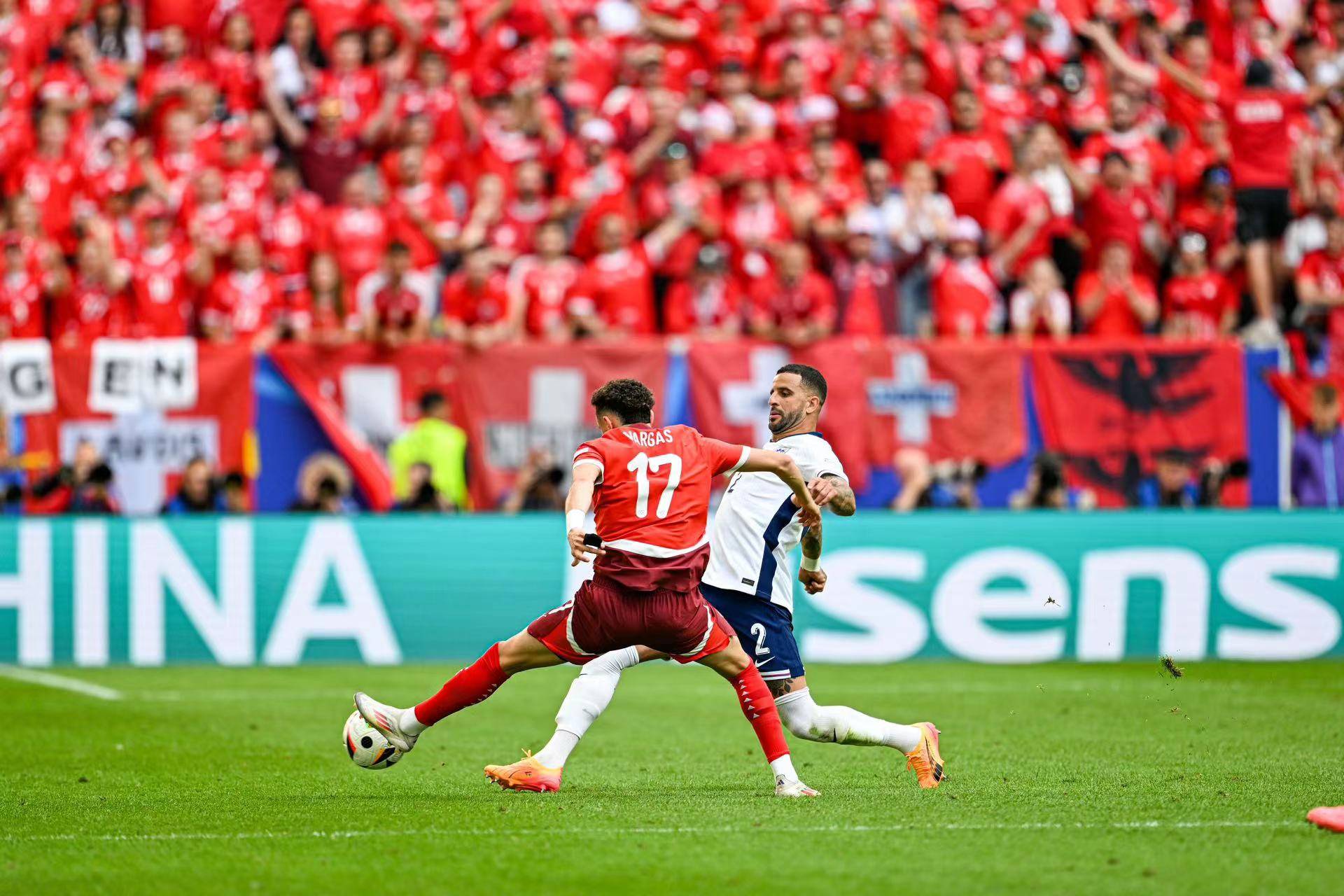 关于欧洲足球比赛现场激情四溢，球员奋力拼搏的信息