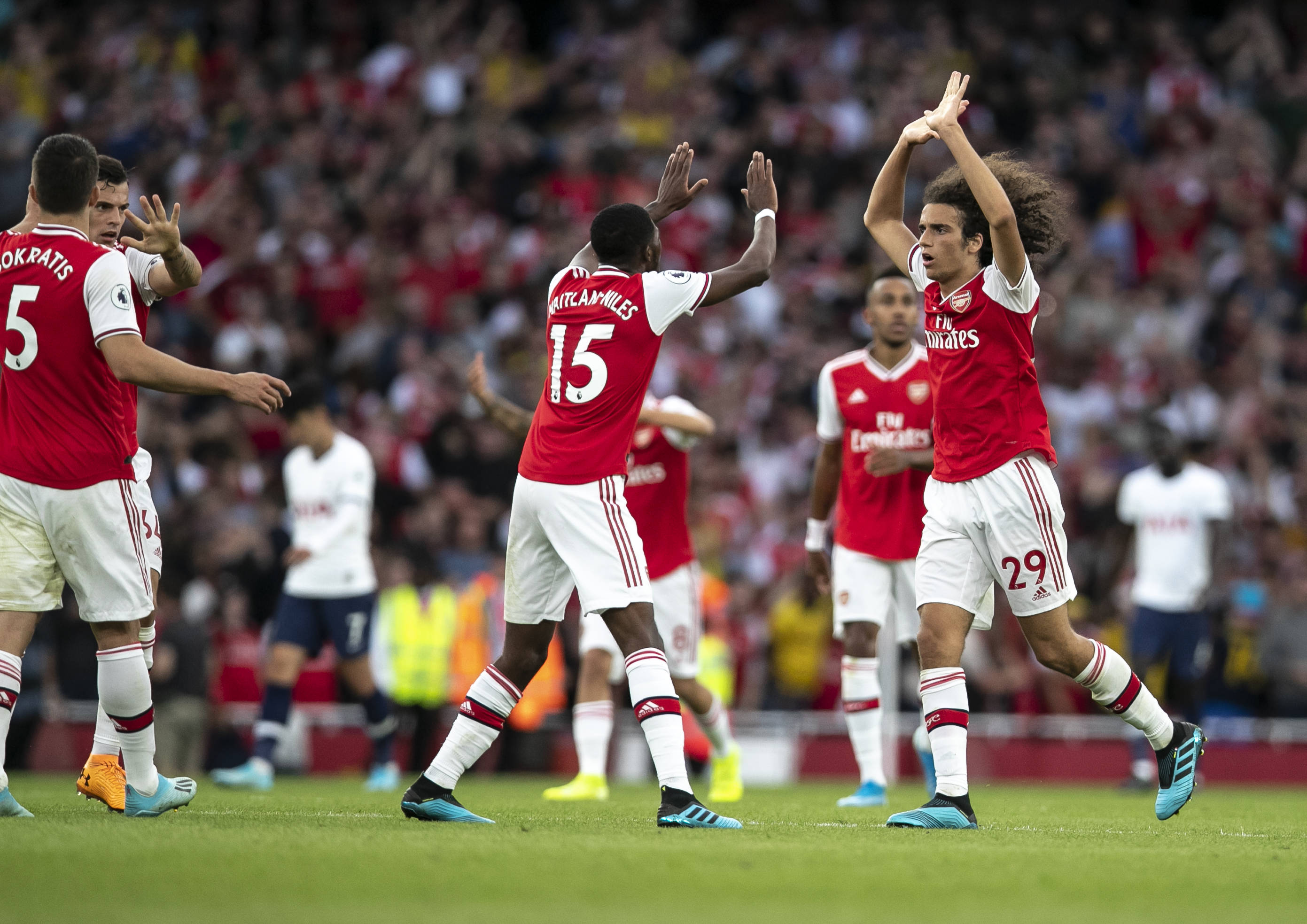 包含阿森纳客场大胜西汉姆，继续保持胜利势头的词条