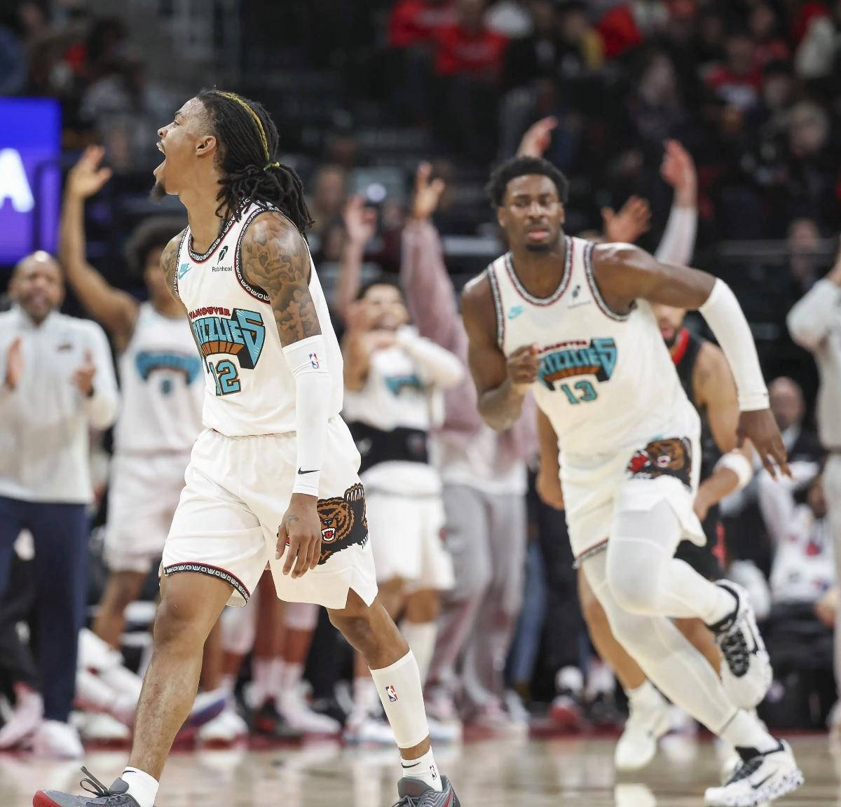 关于灰熊主场大胜开拓者，孟菲斯全队士气大振的信息