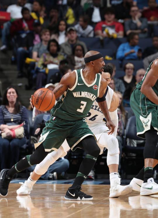 雄鹿客场大胜灰熊保持不败 雄鹿客场大胜灰熊保持不败