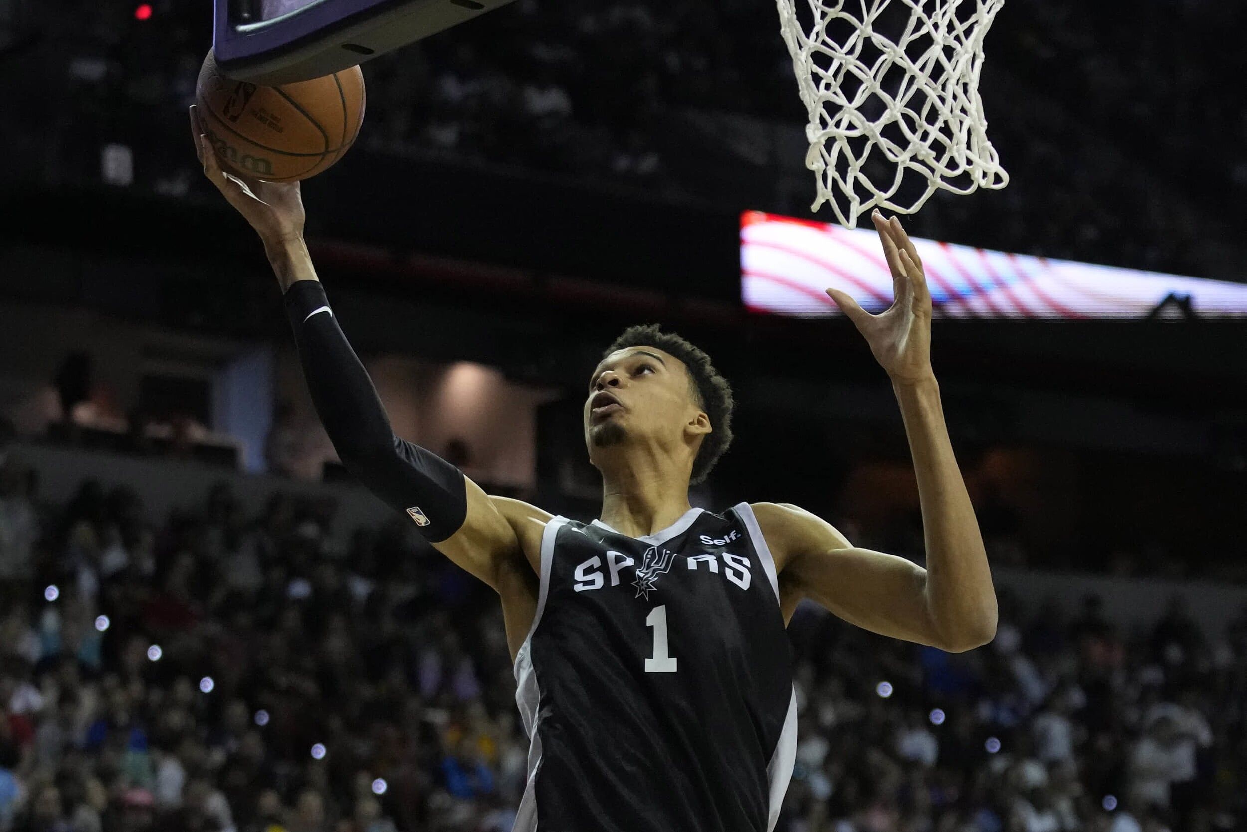 精彩绝伦的对决,皇家之战引人瞩目 精彩绝伦的对决,皇家之战引人瞩目