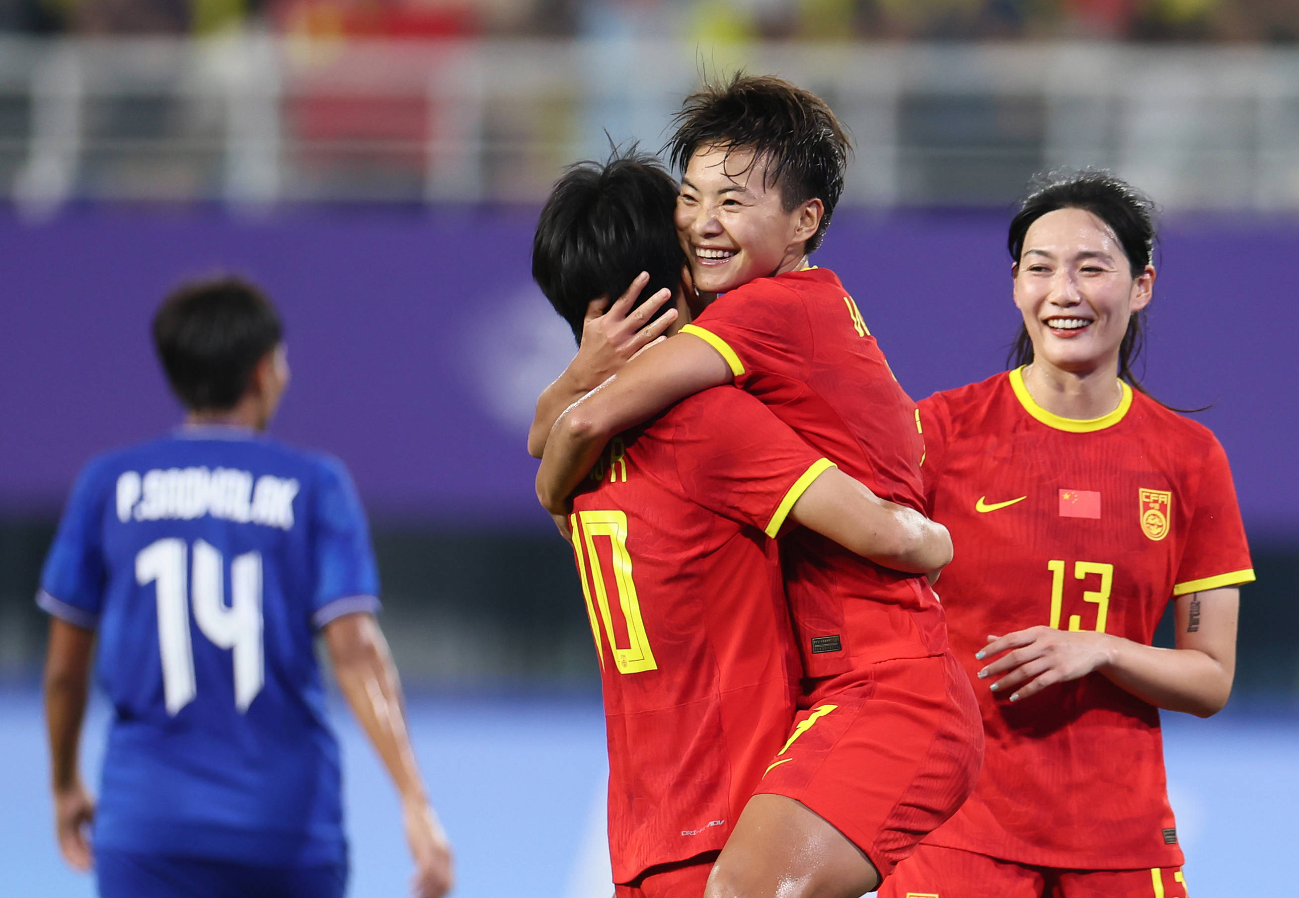 包含中国女足与对手激烈对抗,最终胜出的词条 包含中国女足与对手激烈对抗,最终胜出的词条