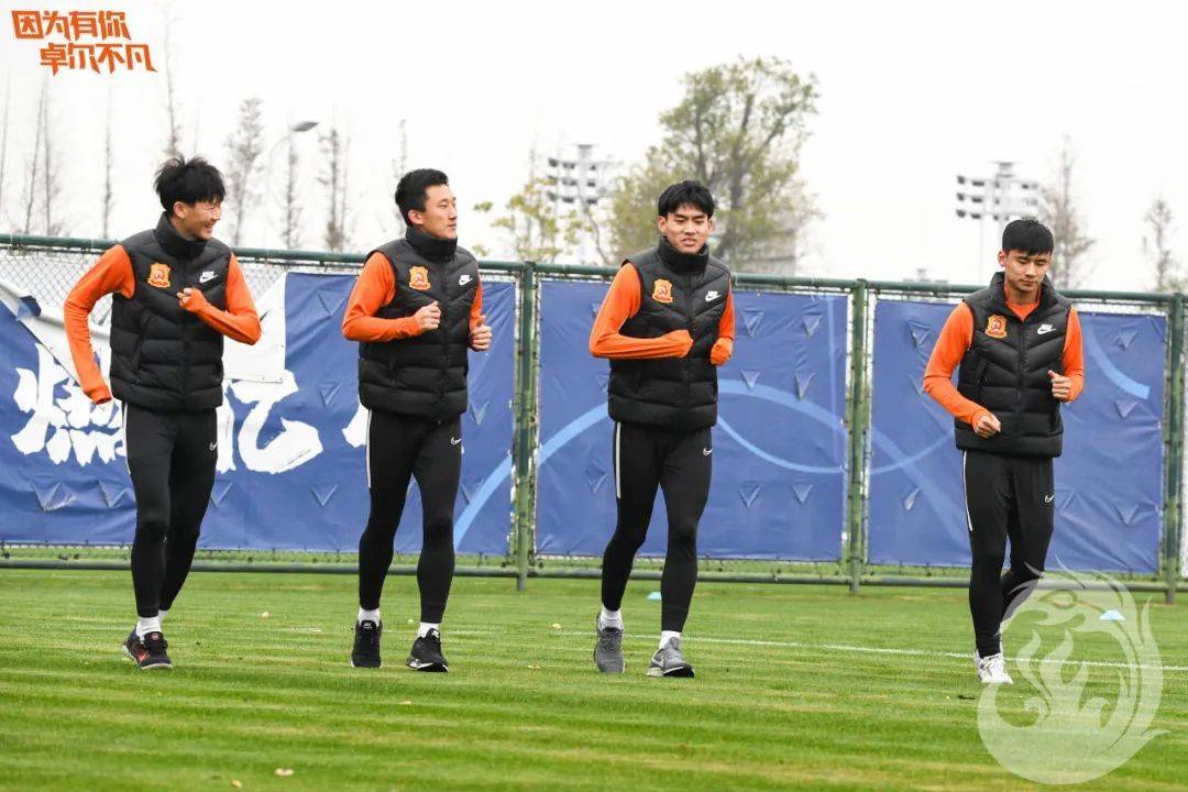 大连人全队训练暖场，备战关键对决