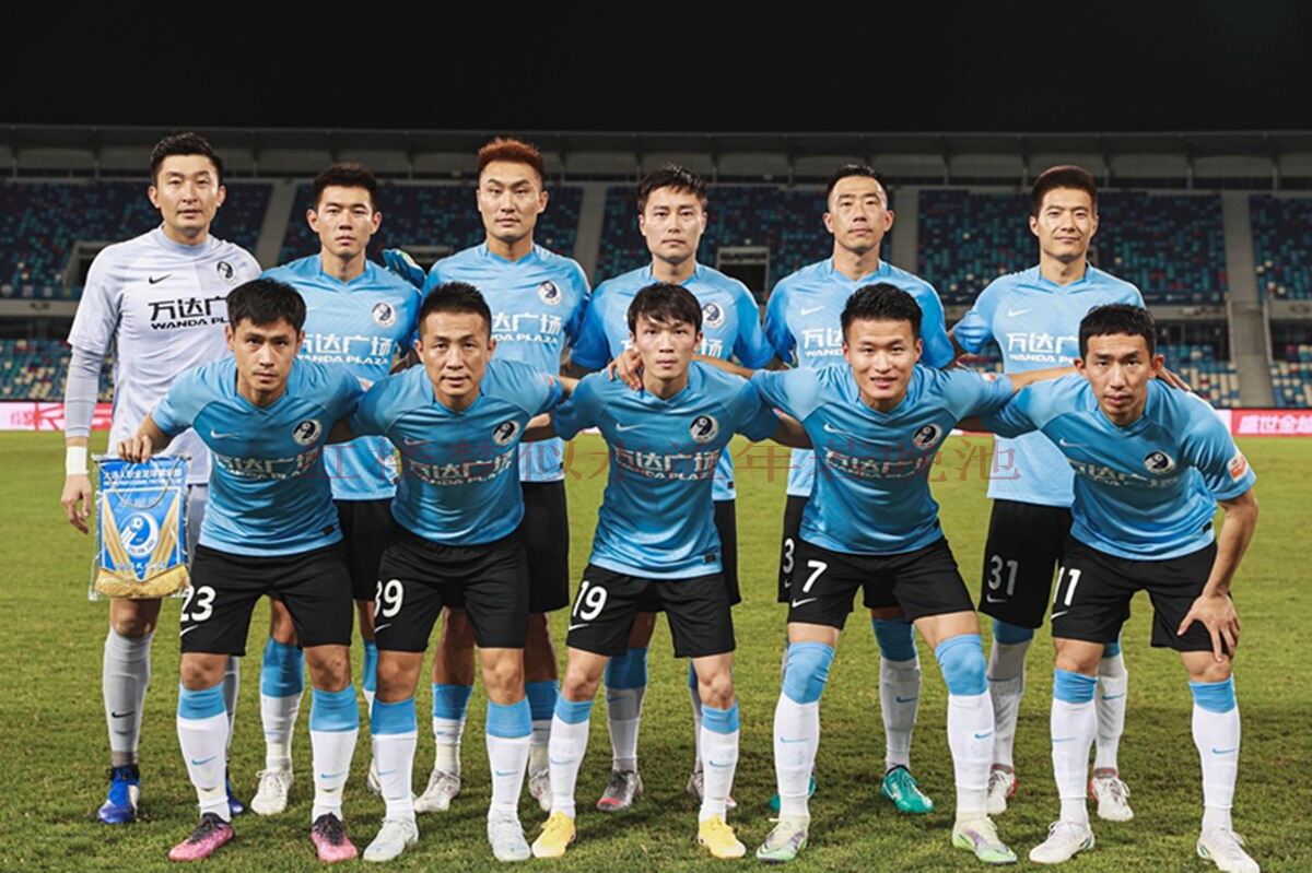 大连人全队训练暖场，备战关键对决