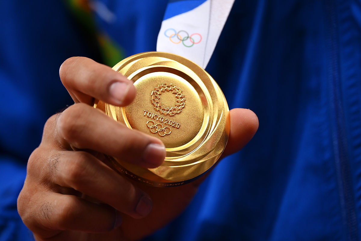 客场逆袭，翻盘成功握手冠军奖杯的简单介绍